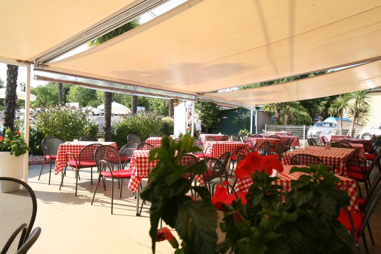 Happy Camp Mobile Homes In Butterfly Camping Village Peschiera del Garda Exterior photo